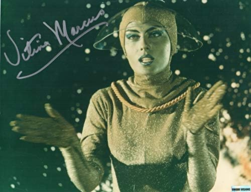 Vitina Marcus Yeşil Bayan olarak 10 inç x 8 inç Uzayda Kayıp İmza sm